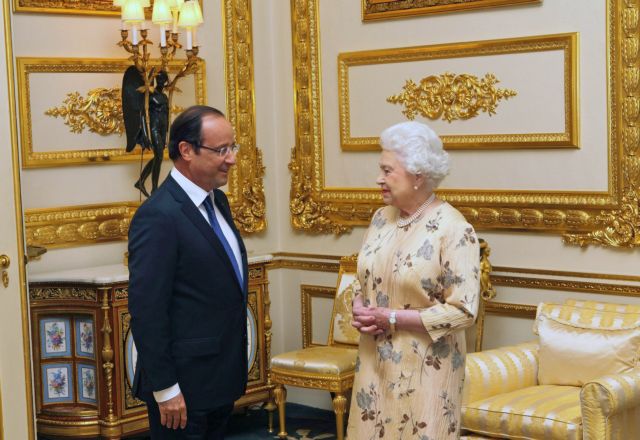 Τσάι και… συμπάθεια προσέφερε η βασίλισσα Ελισάβετ στον Φρ.Ολάντ